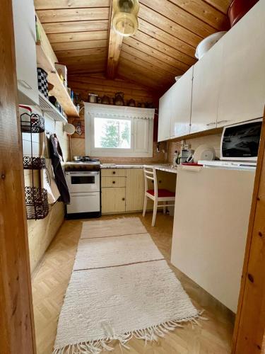 An idyllic little summer cottage in the middle of the nature with Hot tub in Utajärvi