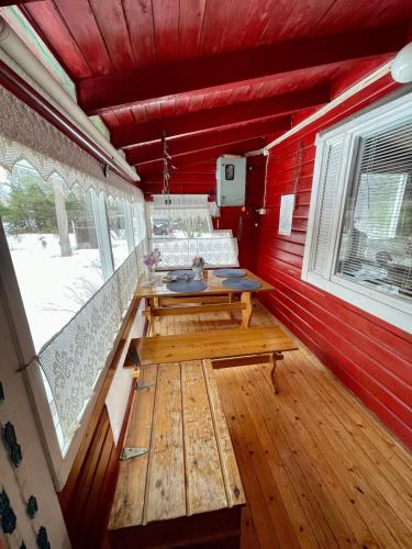 An idyllic little summer cottage in the middle of the nature with Hot tub in Utajärvi