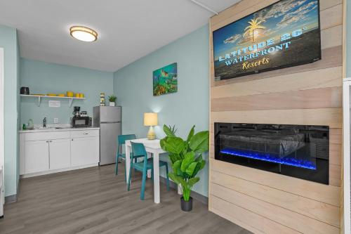 Latitude 26 Waterfront Boutique Resort - Fort Myers Beach in تطل على مياه/شاطئ