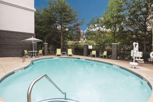 لا كوينتا إن آند سويتس باي ويندام كينيساو (La Quinta Inn & Suites by Wyndham Kennesaw) in كينيساو
