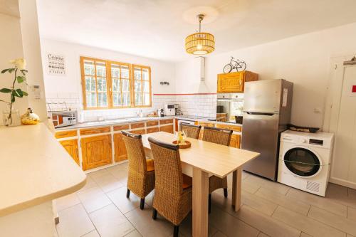 Villa 110m2, 7 pers, Jacuzzi , 3 chambres, terrain clos et arbore 2500m2 in Capendu
