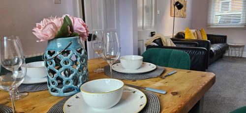 Hartoft St - 2 bed near river – khách sạn tại Scarcroft Area