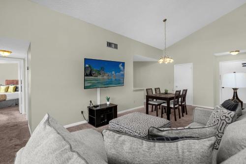 Modern Cozy 2BR Condo Near Disney in Orlando, USA