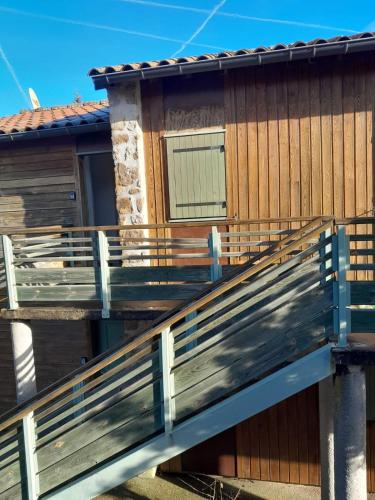 Appartements indépendants dans chalet en Auvergne (Appartements independants dans chalet en Auvergne) in Chomelix