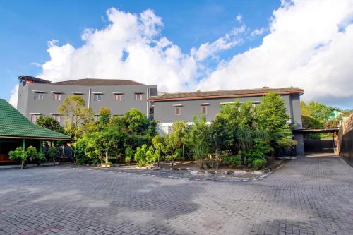 Entrance, Hotel O near Universitas Gadjah Mada formerly Seruni Residence in Depok