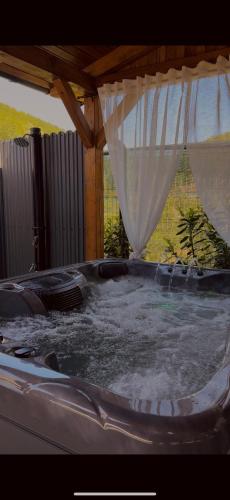 A-Frame Cabins & Private Jacuzzi in Tinăud
