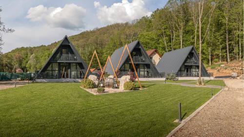 A-Frame Cabins & Private Jacuzzi in Tinăud