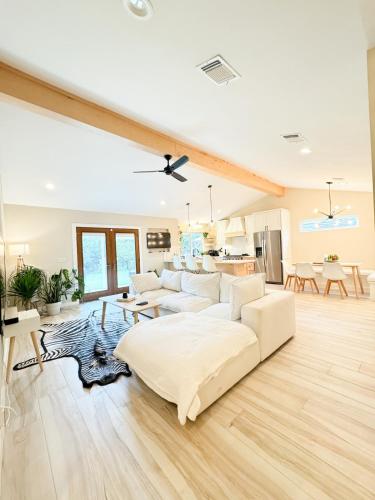 Modern 2bed,2bath house - BBQ,pool,cold plunge,pizza oven – khách sạn tại Sunset Valley