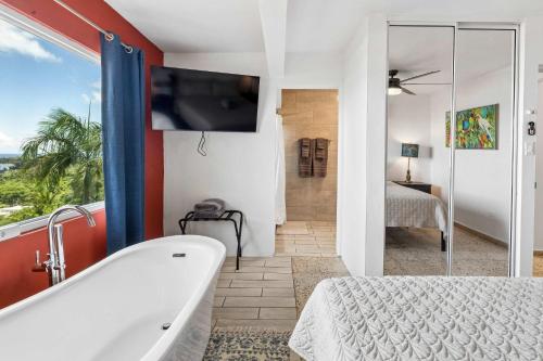Villa Marbella - Ocean Views & Private Pool in Лукийо