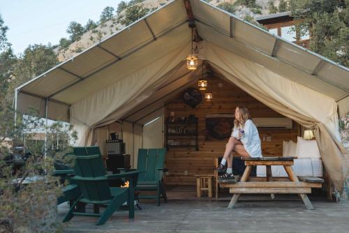 Glamping Tent #1 with Heat AC and Private Bath – khách sạn tại Orderville (UT)