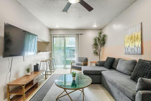 Cozy Urban Getaway 2B - Sleeps 6 - Pool, Prkg – khách sạn tại Oak Hill