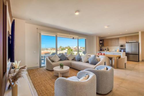 Bright Coastal Condo with Ocean-view Balcony, Gym, Pools, BBQ & kid’s park – khách sạn tại El Tezal