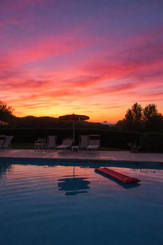 Agriturismo Buon Riposo  Country Resort in Tuscany in Монтайоне