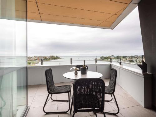 Novotel Devonport Room Type - Executive King Suite with River View