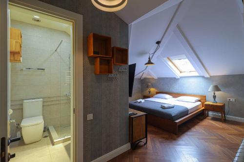 Attic 3BR - Skylights & Workspace - Vera - Wehost in Tbilisi