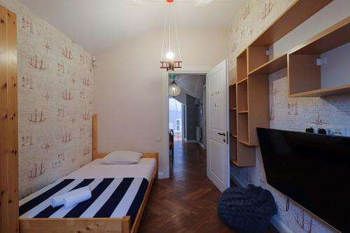 Attic 3BR - Skylights & Workspace - Vera - Wehost in Tbilisi
