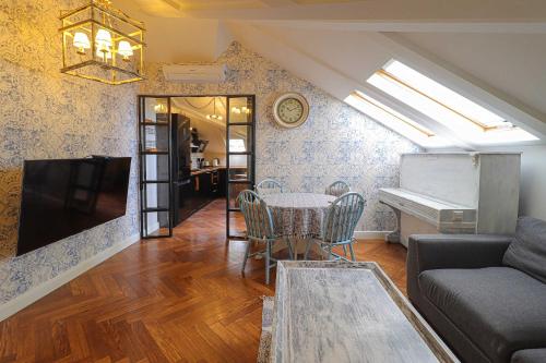 Attic 3BR - Skylights & Workspace - Vera - Wehost in Tbilisi