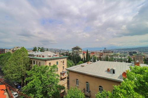 Attic 3BR - Skylights & Workspace - Vera - Wehost in Tbilisi