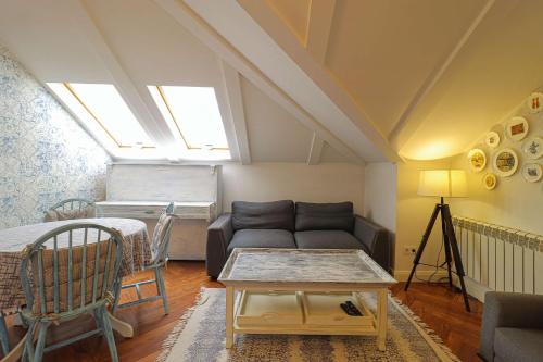 Attic 3BR - Skylights & Workspace - Vera - Wehost in Tbilisi