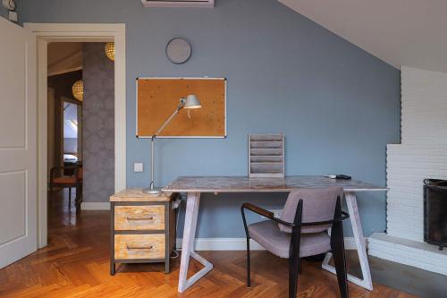 Attic 3BR - Skylights & Workspace - Vera - Wehost in Tbilisi