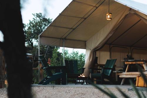 Glamping Tent #6 with AC Heat AC and Private Bath – khách sạn tại Orderville (UT)