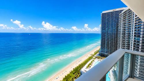 Zen Direct Ocean Front Deluxe 3-Bedroom in Hollywood, USA