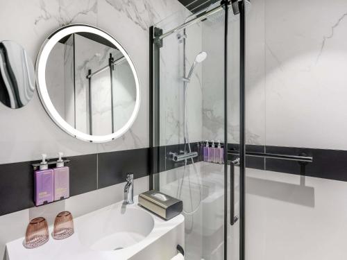 Tribe Budapest Stadium Room Type - TRIBE Essential Queen room with Balcony