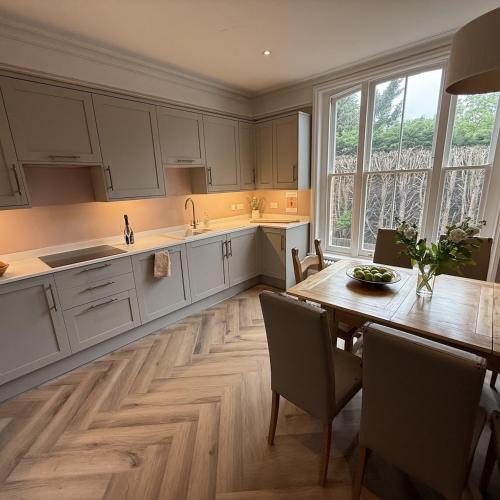 Walk to Royal Ascot - Luxury 4 bed apartment in Ascot