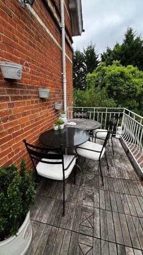 Walk to Royal Ascot - Luxury 4 bed apartment in Ascot