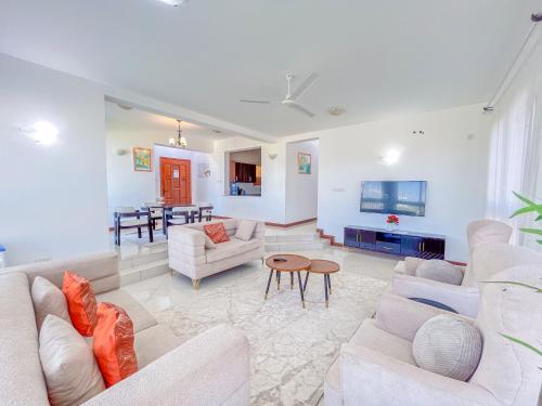 Shared lounge/TV area, Jiwe Sea View Apartments in Mombasa