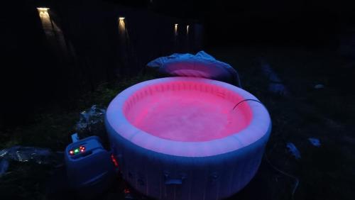 Semi Detached with Hot Tub - Pool Table - Large Garden – khách sạn tại Gabalfa