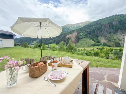 Rõdu/terrass, Traditional chalet in Mallnitz  Carinthia with mountain views in Mallnitz