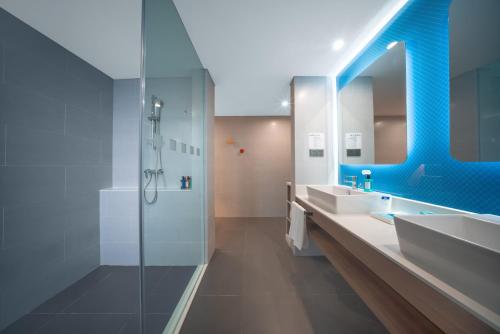 room detail thumbnail 2
