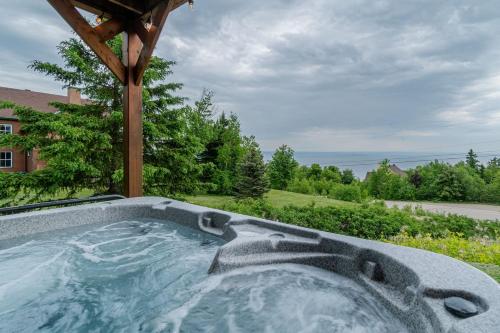 LEstran - 5BR3BA Spa View FP - Lower Unit in Petite-Riviere-Saint-Francois (QC)