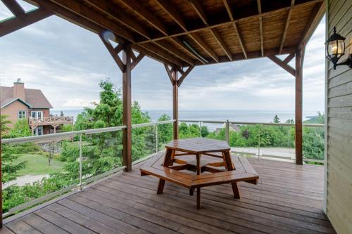 LEstran - 5BR3BA Spa View FP - Lower Unit in Petite-Riviere-Saint-Francois (QC)