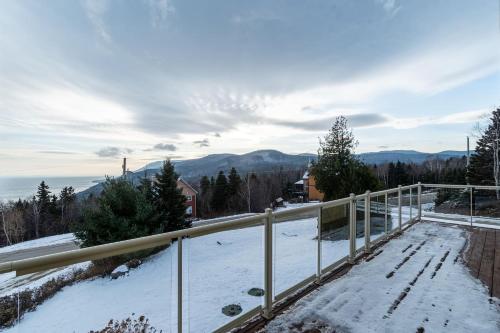 LEstran - 5BR3BA Spa View FP - Lower Unit in Petite-Riviere-Saint-Francois (QC)
