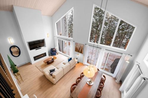 Luxury 4BR Chalet Hot Tub & Sauna Sleeps 12