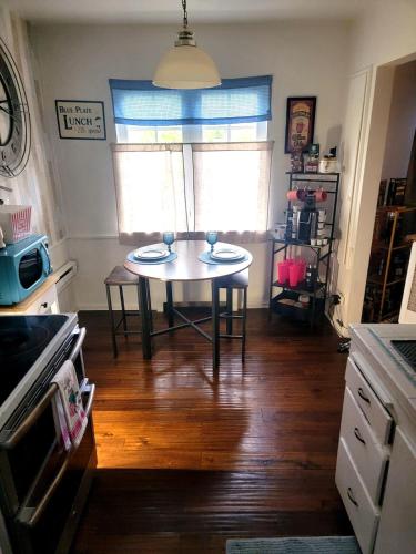 Historic Avenues Across From Hospital- Ethernet, Free Parking, Coffee Bar & Lots of Games