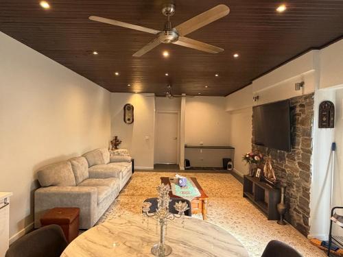 Shared lounge/TV area, The Hideaway in Hillside