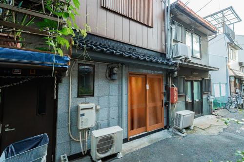 Xianmu 2LDK near Nanba丨Hanazonocho 7 mins丨Max 6 ppl Room Type - Two-Bedroom House
