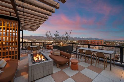 Luxe Downtown Stay - Pool Sauna Parking & Views – khách sạn tại Capitol Hill