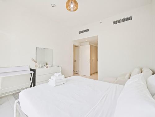 Modern 2BR Haven with Stunning Views in Al Quoz