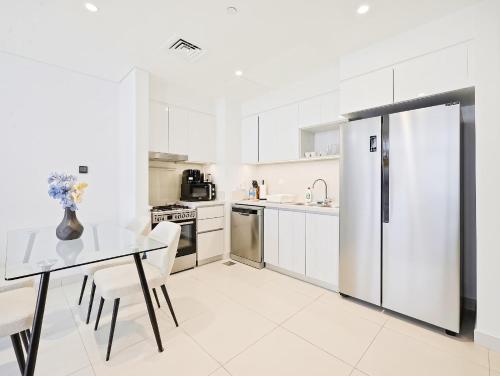 Modern 2BR Haven with Stunning Views in Al Quoz