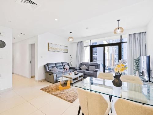 Modern 2BR Haven with Stunning Views in Al Quoz