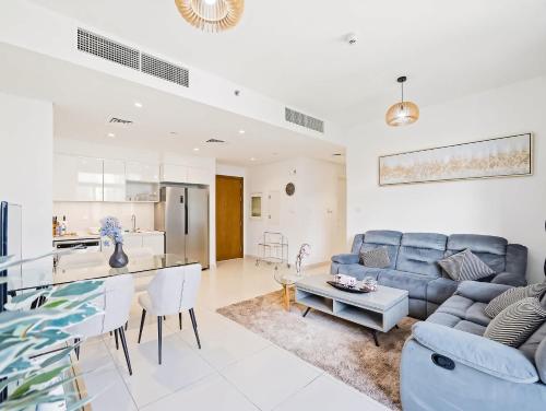 Modern 2BR Haven with Stunning Views in Al Quoz