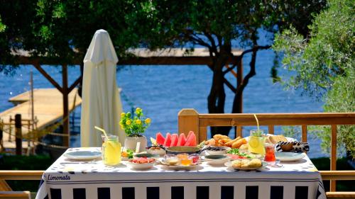 Ēdiens un dzērieni, Limonata Otel Assos in Büyükhusun