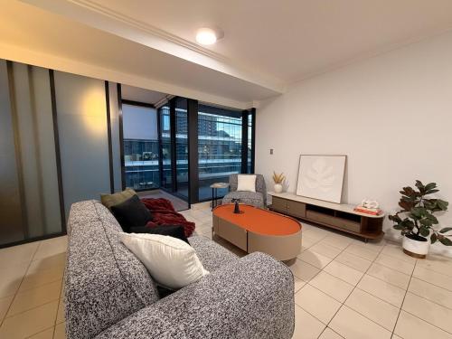 KozyGuru | Sydney CBD | Sky-High City View Retreat - image 11