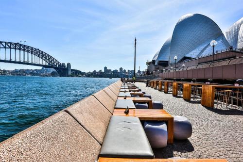 KozyGuru | Sydney CBD | Sky-High City View Retreat - image 4