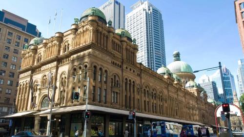 KozyGuru | Sydney CBD | Sky-High City View Retreat - image 2