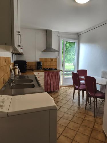 Kitchen, Les Chambres D'Anel in Dompierre-Sur-Besbre